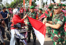 Prajurit TNI di Palembang Ini Bagi-bagi Bendera Merah Putih Gratis Bersama Paskibraka, Ini Tujuannya