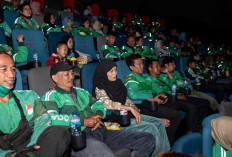 Lepas Penat, Ratusan Mitra Pengemudi Grab di Palembang Nonton Bareng Film Srimulat