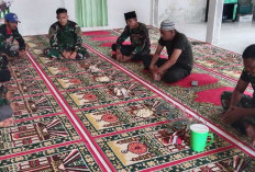 Koordinator Rehab Mushola Syiar Islam dan Anggota TMMD ke-122 Kodim Lahat Berdoa Sebelum Bekerja, Ini Pesannya