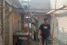 Bukti TNI AD Ada di Tengah Masyarakat, Prajurit Kodim Lampung Selatan Ini Bantu Warga Bangun Rumah