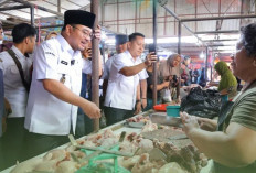 Tinjau Pasar Sekip, Wawako Palembang Prima Salam Pastikan Harga Sembako Stabil