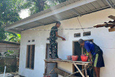 Satgas TMMD Kodim Lahat Pilih Warna Ini dalam Pengecatan Rehab RTLH Titik 4