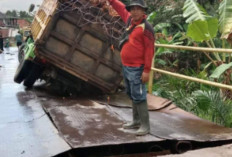 Akses Jalur 4 Desa Jembatan di OKI rusak Parah, Warga Bertaruh Nyawa Melintasi Jembatan Ini