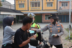 Peduli Kesehatan di Tengah Kabut Asap, Polres Ogan Ilir Bagikan Masker kepada Warga