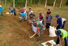 Semangat Gotong Royong, Babinsa Abung Semuli dan Warga Buat Jalan Desa Semuli Jaya