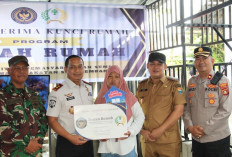 Wujudkan Hunian Layak, Kakanwil Ditjenpas Sumsel Serahkan Kunci Program Bedah Rumah, Ini Penerimanya