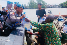 Sambangi Masyarakat Pesisir Sungai Musi, Ini Dilakukan Karo Provoost Div Propam Polri