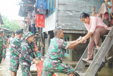 Peduli Sosial, Prajurit Kodim 0416/Bute wilayah Kodam II/Swj Bagikan Nasi Bungkus Kepada Korban Banjir