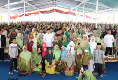 Ribuan Masyarakat OKU Timur Khusuk Dengarkan Ceramah Ustadz Drs H Wijayanto, Sampaikan Ini di Tabligh Akbar 