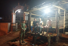 Babinsa Koramil 405-11 Tanjung Sakti Bersama 4 Warga Lakukan Hal Ini Demi Lingkungan Aman dari Kejahatan