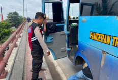 Sigap! Patroli Samapta Polrestabes Palembang Bantu Dorong Bus Mogok di Lokasi Ini