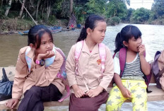 Jembatan Putus Akibat Banjir! Guru dan Siswa Pergi Sekolah Gunakan Rakit Kayu 