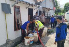 Dampak Kekeringan di Desa Ini, Polsek Indralaya Salurkan Air Bersih