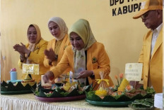Puncak HUT ke 61, Ketua DPD Golkar Lahat Potong Tumpeng, Ini Harapannya