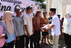Kapolres OKU Timur Bagikan Daging Kurban ke Warga, 7 Sapi dan 3 Kambing Disembelih