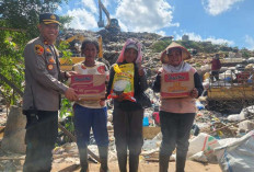 Polri Presisi Hadir di Kampung Pemulung, Polsek Sukarami Salurkan Bantuan Sosial di Sukawinatan