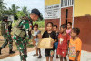 Gara-gara Sambut Hari Yang Satu Ini, Anak di Kampung Naga Dapat Kado Dari Satgas Yonif 144 Jaya Yudha