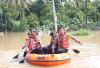 Naiki Perahu Karet, Kapolres OKU Terjang Banjir Demi Menyalurkan Bantuan Ke Warga Terdampak