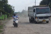 Jalan Desa Tumi Jaya Rusak Parah Akibat Truk Pengangkut Batu Milik Perusahaan di OKU Timur 