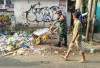 Peduli Kebersihan Lingkungan, Babinsa Koramil Makrayu Bersih-Bersih Sampah di Kecamatan Ini