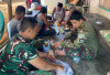 Makan Nasi Bungkus Bersama, Tanda Kehangatan Anggota Satgas TMMD dan Warga Terlihat Jelas