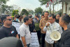 Aksi Unjuk Rasa Puluhan Massa ke Kantor Walikota Palembang, Desak Bongkar Bangunan Ini