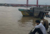 Menunggu Waktu Berbuka, Warga Isi Ngabuburit dengan Mancing di Sungai Musi