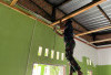 Pasang Kayu Sling Plafon Mushola Ar-Rasyid Dipasang Satgas TMMD 128