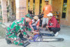 Aksi Tanggap Sertu Agus di TMMD Salatiga: Bantu Warga Cukil Perbaiki Chainsaw yang Rusak