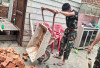 Anggota Satgas TMMD 128 Distribusi Bahan Material ke Sasaran Fisik