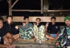 Kompak dan Solid! Babinsa Koramil 405-07 Pulau Pinang dan Warga Piket Ronda Malam Keliling Berpatroli 