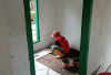 Pada Bagian Kamar Rumah RTLH Titik 1, Satgas TMMD Kodim Lahat Kerjakan Pekerjaan Ini