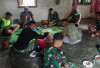 Suasana Hangat dan Kebersamaan Antara Anggota Satgas TMMD 128 dan Warga Saat Makan Siang, Ini Buktinya 