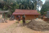 Bahan Material Rehab Rumah Eni Rosita Tiba, Anggota Satgas TMMD 128 Tancap Gas