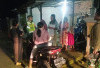 2 Babinsa 405-08 Jarai didampingi Linmas dan Perangkat Desa Sambangi Pemukiman Penduduk, Kira-kira Soal Apa Ya