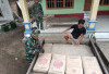 Material Tiba, Harapan Nyata! Satgas TMMD 129 Kodim Salatiga dan Warga Estafet Semen Bedah Rumah Pak Paidi