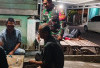 SANTAI ! Anggota Babinsa Koramil 405-12 Lahat Lakukan Hal Ini Bersama Petugas Ronda Malam