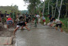 Dari Desa untuk Indonesia! Intip Aksi Satgas TMMD Kodim Salatiga & Warga Ngecor Jalan di Dusun Kaliwarak