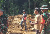 Dansatgas TMMD Berbincang Dengan Anggota Satgas di Lokasi Pembukaan Akses Jalan, Apa Pembahasannya