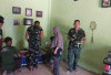 Penuh Keakraban, Ini Interaksi Stafter Kodim Lahat bersama anggota Satgas TMMD ke-128