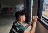 Satgas TMMD Kodim Lahat Kerjakan Pengecatan List Jendela Pada Sasaran Fisik Berikut Ini