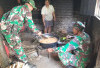 Bikin Terharu! Di Sela TMMD Salatiga, TNI Turun Tangan Bantu Bu Suwati Masak Gula Merah di Desa Cukil