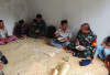 Ini Kebersamaan Pasiter Kodim Lahat Bersama Warga Desa Lubuk Tampang Makan Siang Bersama