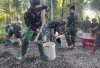 Kulit Terbakar Bukan Halangan! Kompaknya TNI dan Warga Dusun Gombyong di Lokasi TMMD