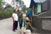 Monumen Gotong Royong! Babinsa Kawal Pembangunan Tugu Prasasti di Dusun Gompyong Semarang