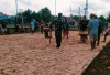 Wujud Kemanunggalan TNI dan Rakyat, Babinsa Koramil Pekalongan Bantu Pembuatan Lapangan Volly