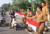 Sambut HUT RI ke-81, Disnakertrans Muba dan Forum HRD Bagikan 81 Bendera Merah Putih ke Warga