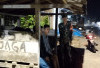 2 Babinsa Koramil 405-11 Tanjung Sakti dan Warga Piket Ronda Malam Standby di Satkamling 
