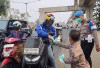 Mencegah ISPA Akibat Kabut Asap, Polrestabes Palembang Bagikan Ratusan Masker Gratis