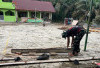 Bekisting Solusi Utama dalam Pengecoran Tiang Penyangga Bangunan Poskamling TMMD 128